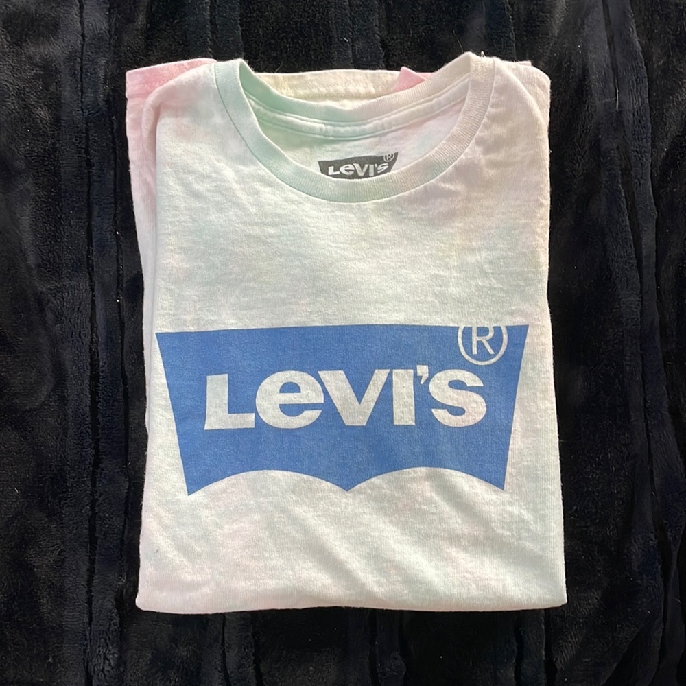 Levi’s t shirt